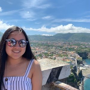 Meet your Posher, Caitlin